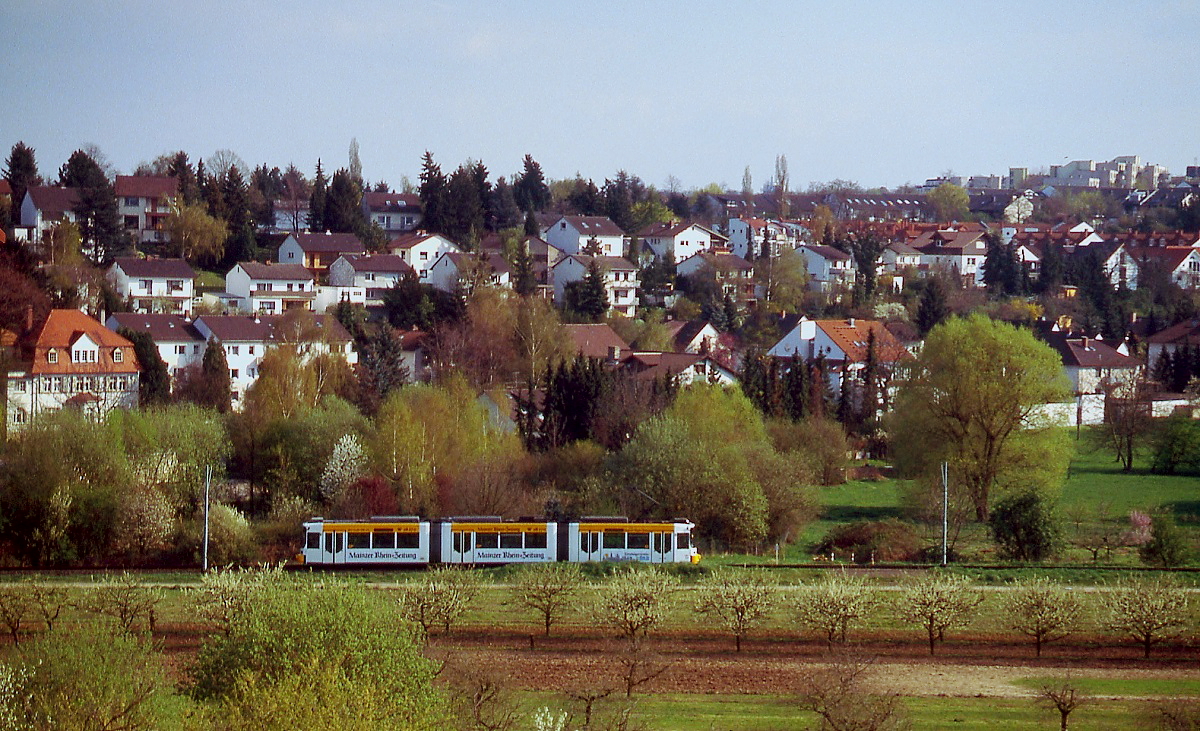 Ein GT6M-ZR der Mainzer Straßenbahn fährt im April 1999 auf dem damals noch eingleisigen Streckenstück von der Gemarkungsgrenze in Richtung Königsborn