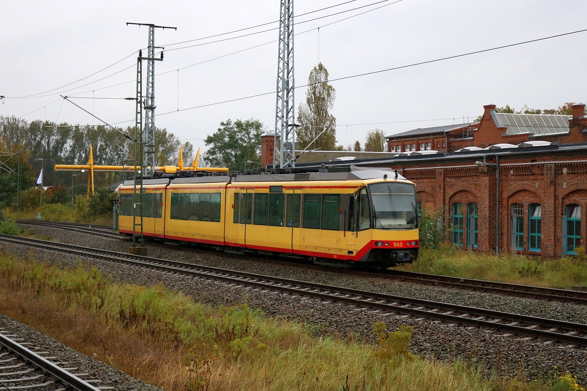 Ein GT8-100D/2S-M (Wagen 860) der Stadtbahn Karlsruhe ist nach seinem weiten Weg vor dem AW Wittenberge abgestellt. Aufgenommen von Bahnsteig 5 des Bahnhofs Wittenberge. [7.10.2017 | 14:11 Uhr]