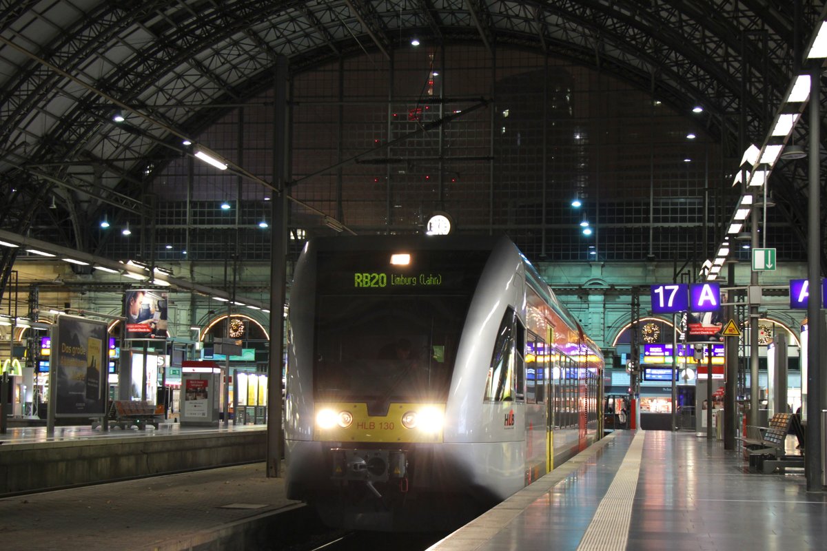 Ein GTW (HLB 130) der Hessischen Landesbahn steht als RB22 (RB 25678) nach Limburg im Frankfurter Hauptbahnhof, Gleis 17.