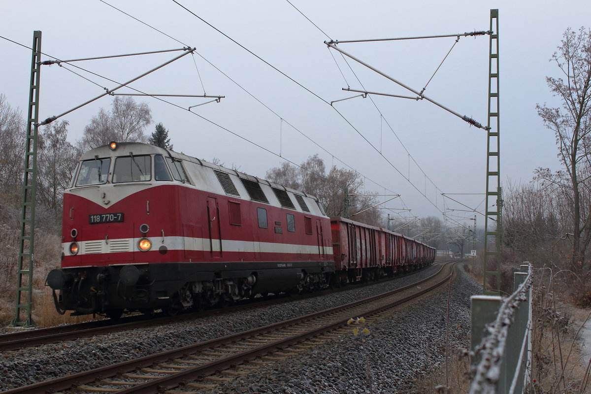 Ein Güterzug auf dem Weg nach Plauen-Zellwolle mit 10 Eanos fährt hier am 29.11.2016 in Plauen oberer Bahnhof ein. Zuglok die Press 118 770 