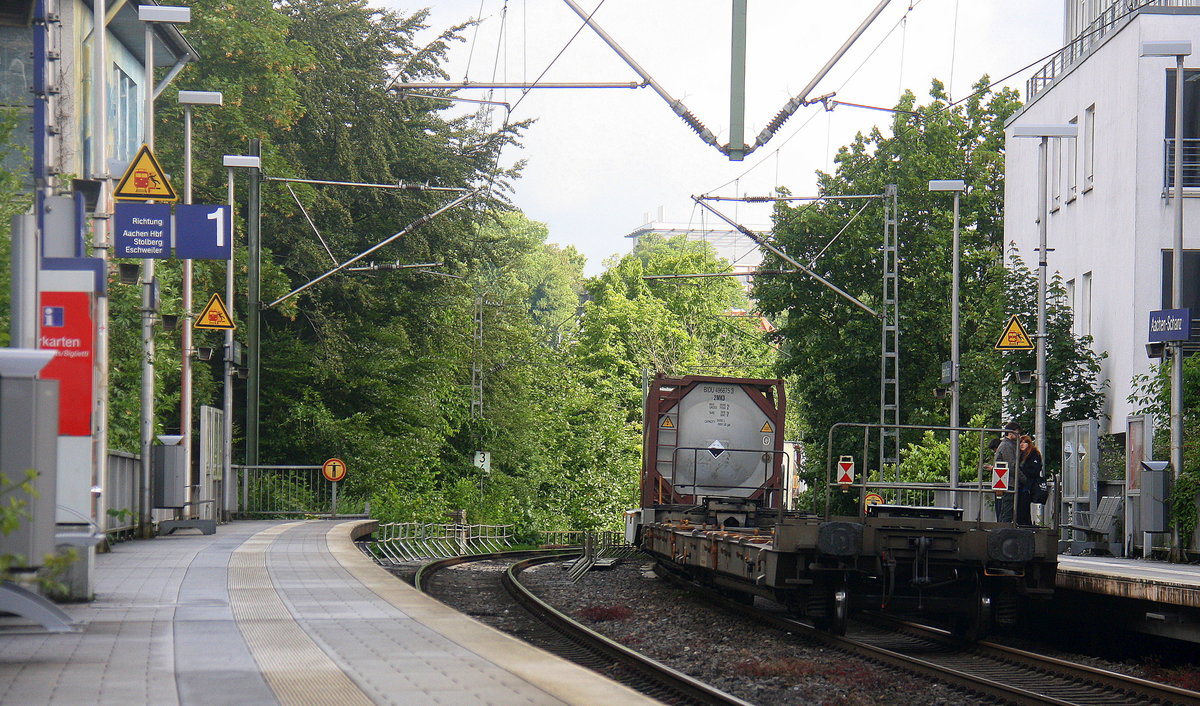 Ein Güterzug aus Italien nach Aachen-West.
Aufgenommen vom Bahnsteig von Aachen-Schanz.
Am Morgen vom 15.6.2016.
