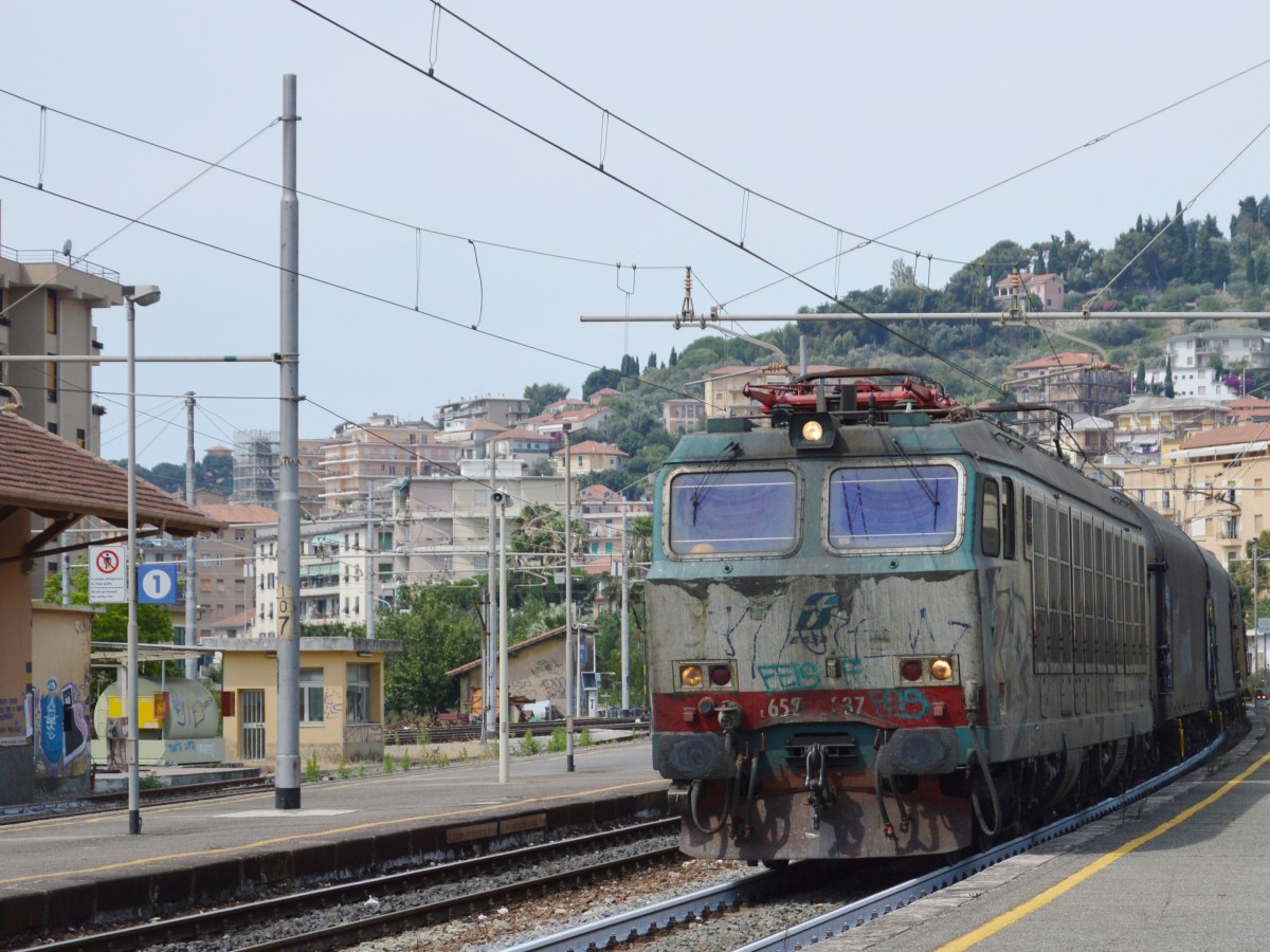 Ein Güterzug gezogen von der E652 037 fährt durch den Bahnhof Imperia Oneglia, am 07.07.2014. Eine Neuheit sind die Schienen in weiß lackiert (siehe auch http://www.bahnbilder.de/bild/Italien~E-Loks~E+656/786447/der-exp-14053-pilgerzug-lourdes--.html ). 