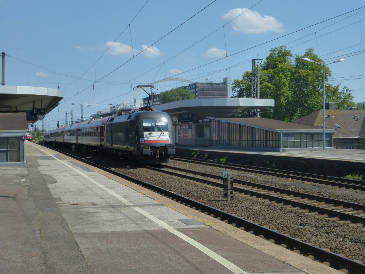 Ein Hamburg-Köln-Express fuhr hier am 01.08.20015 durch den Bahnhof Köln Messe/Deutz.