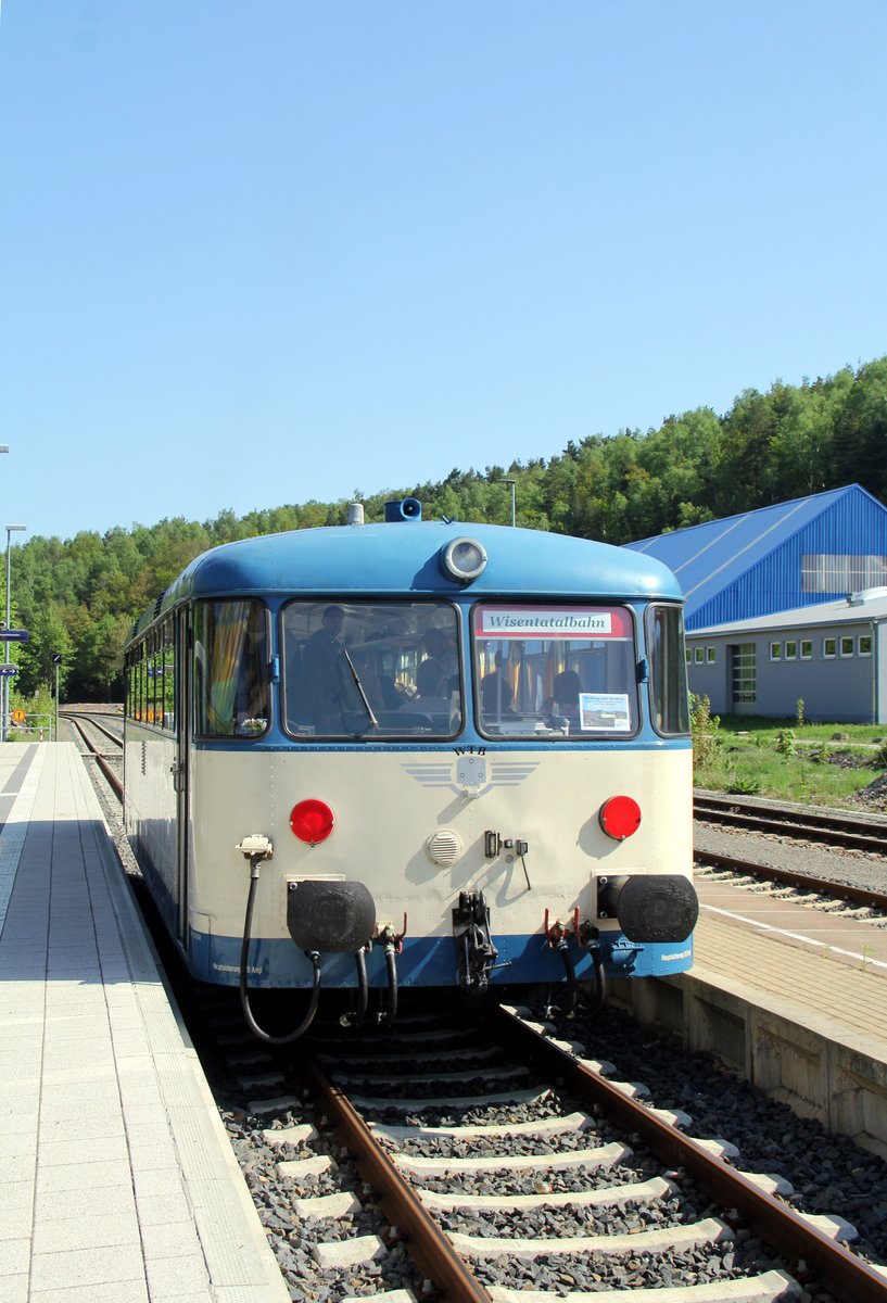 Ein historische Leichtverbrennungstriebwagen LVT VT798 von 1956 der Wisentatalbahn, fuhr von Schleiz West über Zeulenroda in die Altenburger Brauerei und zurück. Sonderzug machte in Zeulenroda halt. Foto 05.05.2018