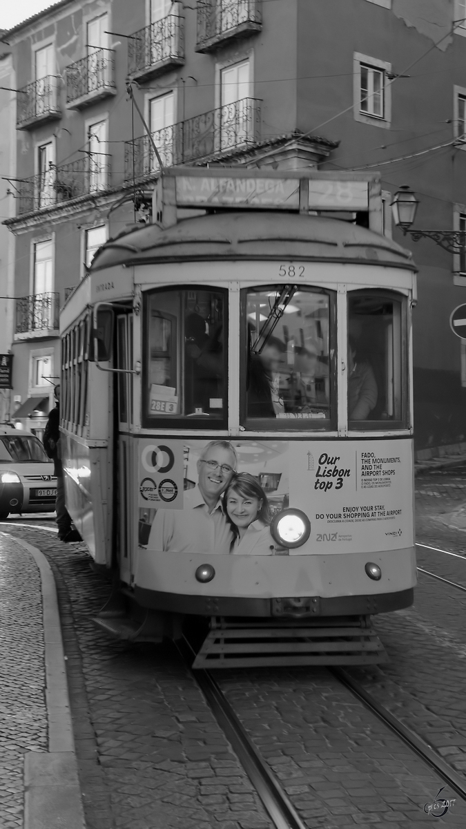 Ein historischer Straßenbahnwagen, genannt Remodelado Ende Januar 2017 in Lissabon.