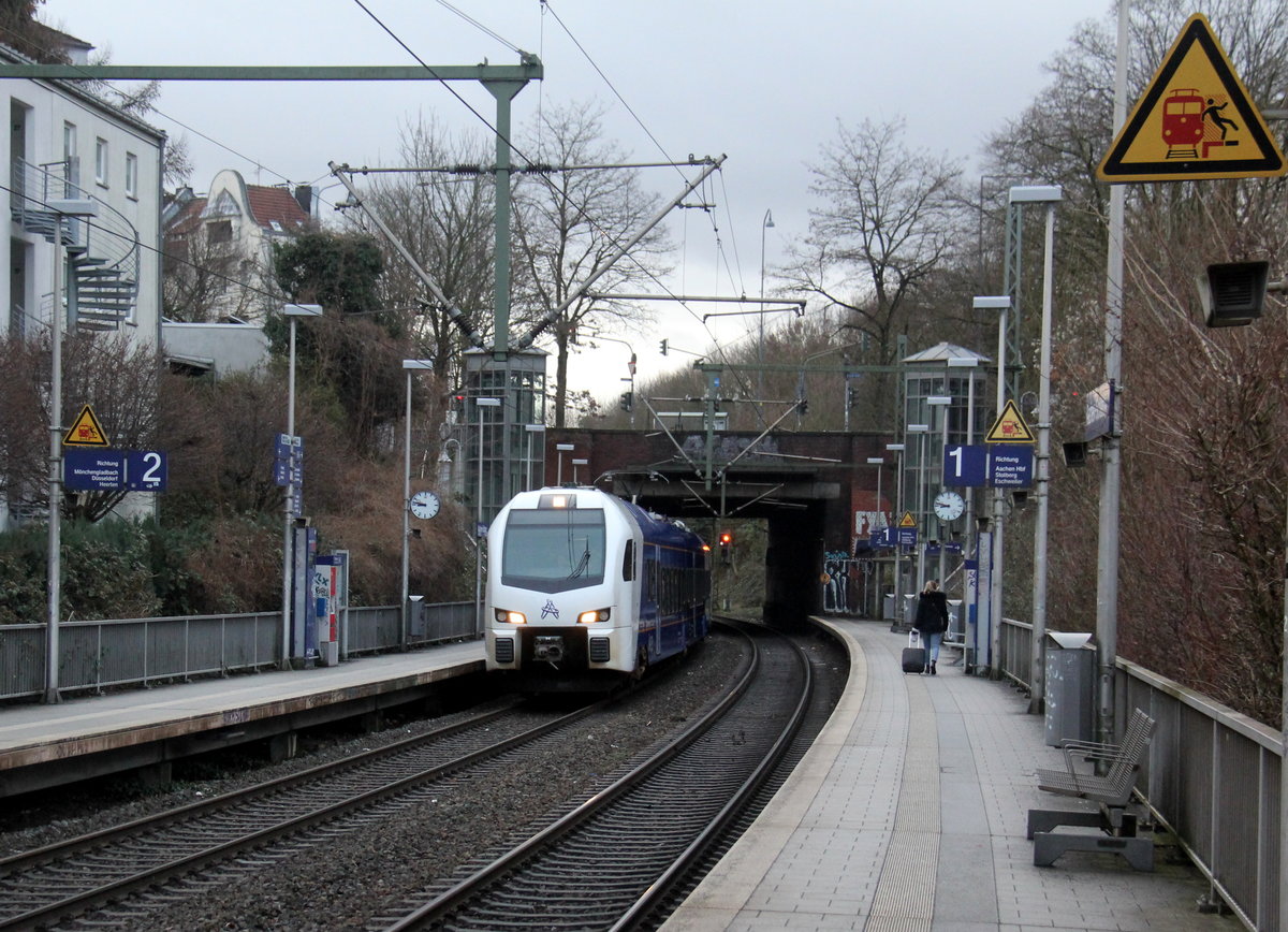 Ein Holländischer Regionalzug aus Aachen-Hbf(D) nach Maastricht(NL) und kommt aus Richtung Aachen-Hbf und fährt durch Aachen-Schanz in Richtung Aachen-West,Laurensberg,Richterich,Kohlscheid,Herzogenrath. 
Aufgenommen vom Bahnsteig von Aachen-Schanz. 
Am Kalten Morgen vom 8.2.2019.