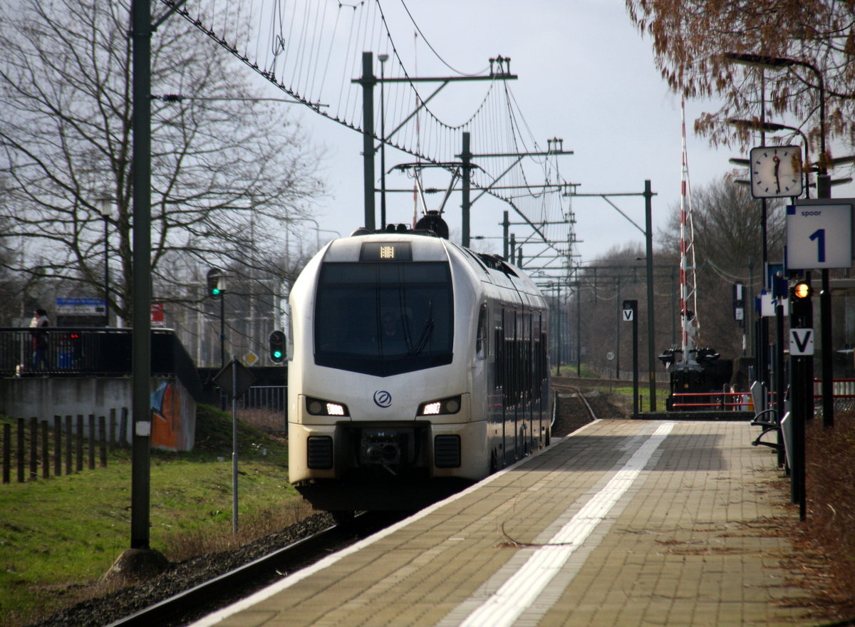 Ein Holländischer Regionalzug aus Maastricht-Randwyck(NL) nach Roermond(NL) und fährt in Geleen-Lutterade ein und hält in Geleen-Lutterade(NL) und fährt dann weiter in Richtung Sittard(NL). 
Aufgenommen in Geleen-Lutterade(NL).
Bei Sonnenschein und Wolken am Kalten Mittag vom 28.2.2017.