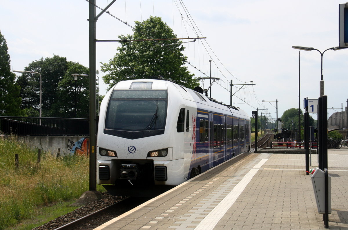 Ein Holländischer Regionalzug aus Maastricht-Randwyck(NL) nach Roermond(NL) und fährt in Geleen-Lutterade ein und hält in Geleen-Lutterade(NL) und fährt dann weiter in Richtung Sittard(NL). Aufgenommen in Geleen-Lutterade(NL).
Bei schönem Sommerwetter am Mittag vom 15.6.2017.
