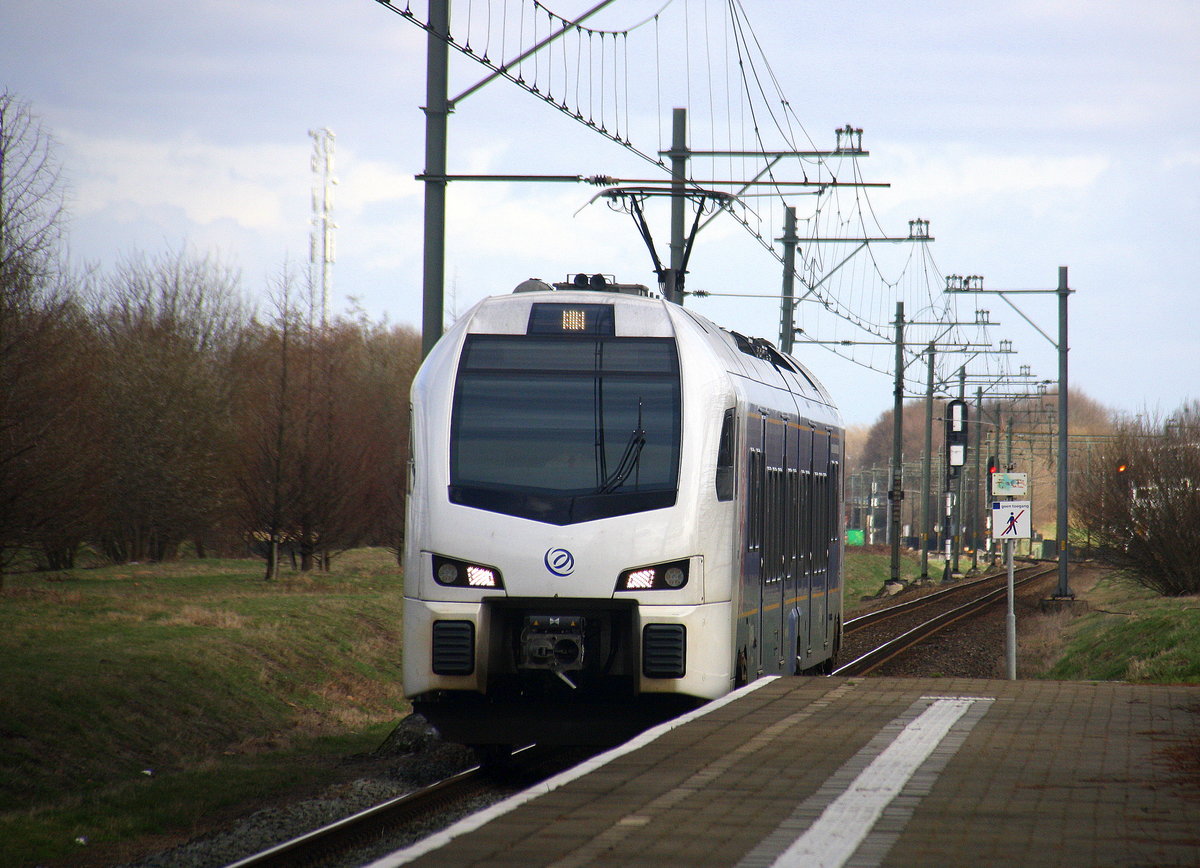 Ein Holländischer Regionalzug aus Roermond(NL) nach Maastricht-Randwyck(NL) und fährt in Geleen-Lutterade ein und hält in Geleen-Lutterade(NL) und fährt dann weiter in Richtung Maastricht(NL). Aufgenommen in Geleen-Lutterade(NL). Bei Sonnenschein und Wolken am Kalten Mittag vom 28.2.2017.