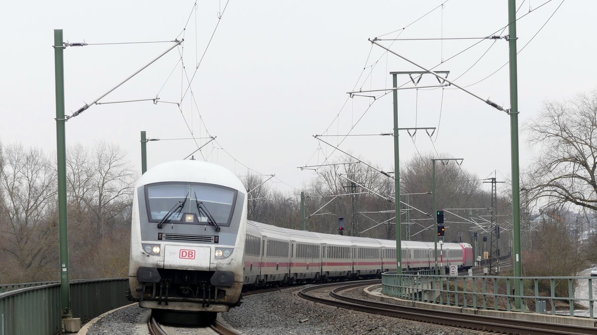 Ein IC nach Hamburg fährt von Osten kommend auf die Mainzer Südbrücke auf. Aufgenommen am 17.2.2018 14:14