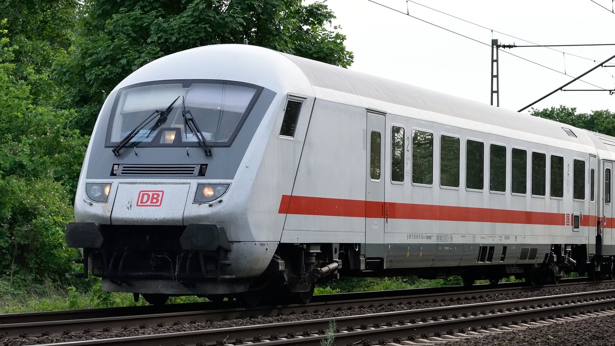 Ein IC Steuerwagen am 28.05.17 kurz hinter Lindhorst 