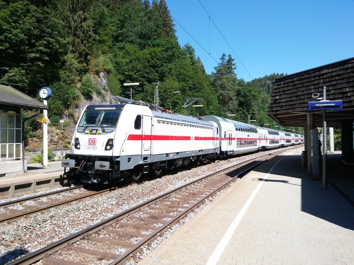 Ein IC2 Zug fährt am Bahnhof Triberg vorbei (26.07.2018, 11:18 Uhr)