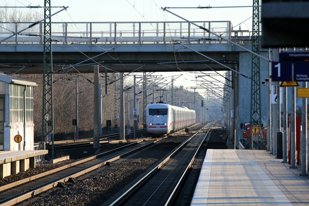 Ein ICE 1 am 24.02.2019 auf dem Weg nach Berlin kurz vor dem Bahnhof Großbeeren.