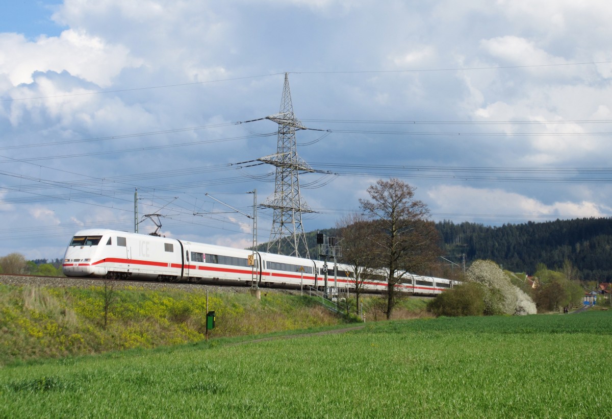 Ein ICE 1 ist am 26.April 2015 als ICE 708 nach Berlin bei Halach(b. Kronach) in Richtung Saalfeld unterwegs.