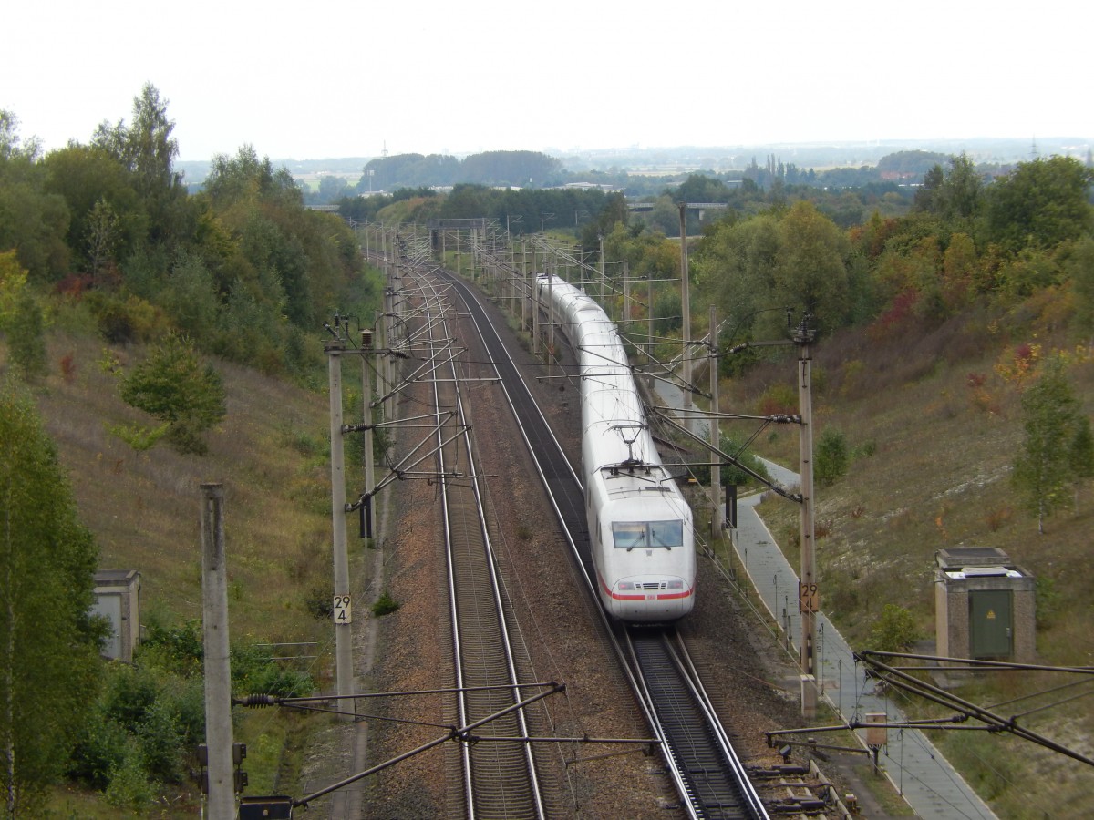 Ein ICE 1 aus Berlin befährt den Abzweig Sorsum, um gleich darauf (auf der verkehrten Seite) den Eschbergtunnel auf der Schnellfahrstrecke Hannover-Würzburg gen Süden zu durchfahren. Fotografiert am 12.09.2014 vom öffentlichen Feldweg  auf  dem Tunnel