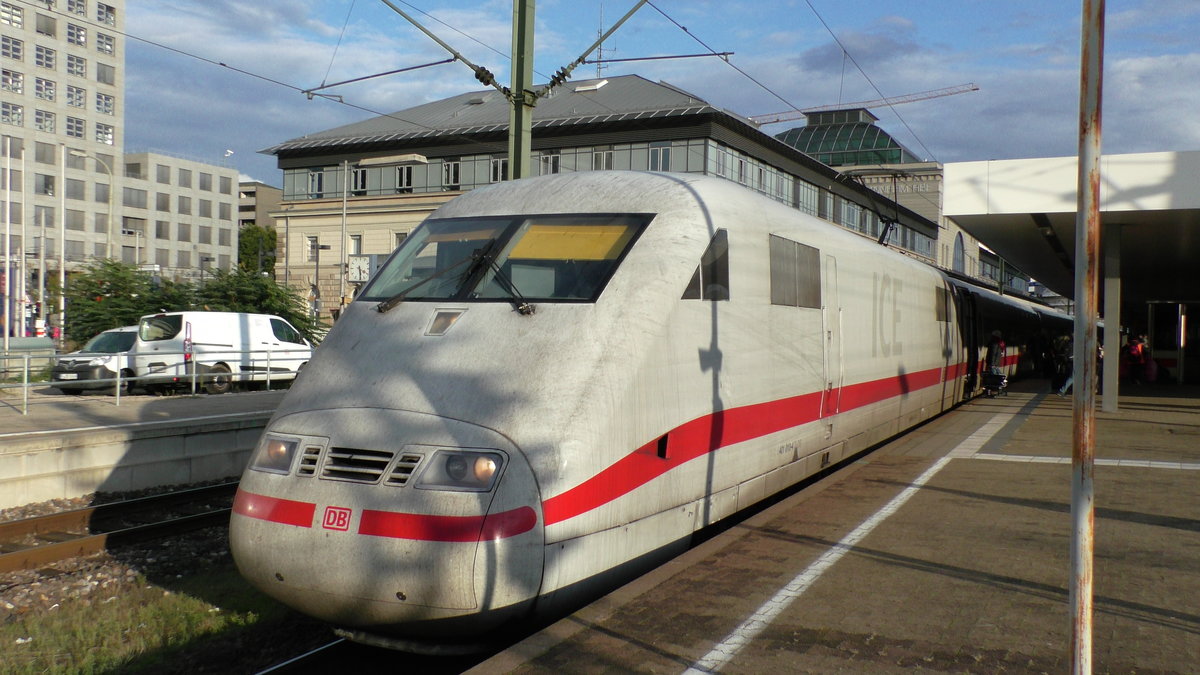 Ein ICE 1 der Baureihe 401 steht am 09.10.2017 in Mannheim Hbf.
