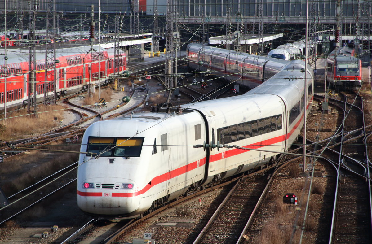 Ein ICE 1 schlängelt sich durch das Gleisvorfeld des Münchner Hauptbahnhofes.

München Hbf, 14. Dezember 2017
