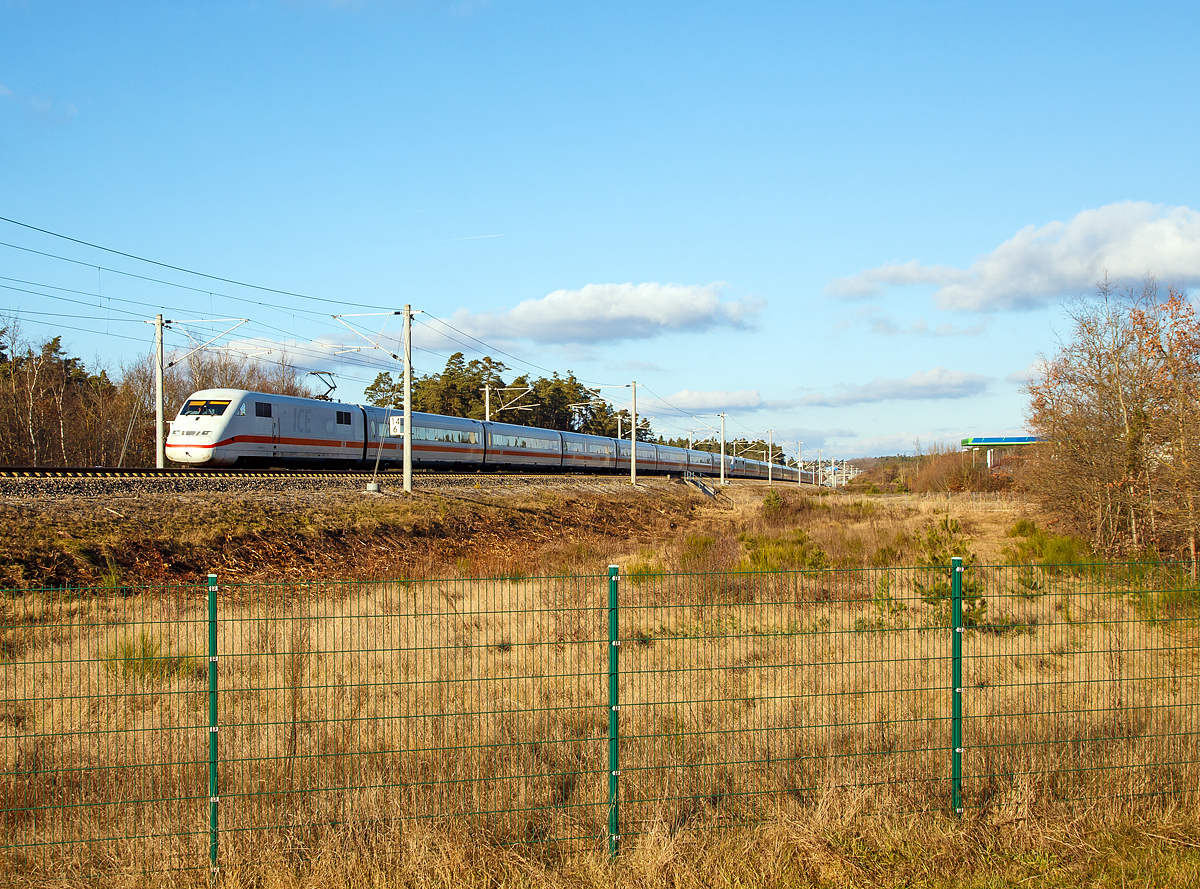 
Ein ICE 2 Vollzug (zwei gekuppelte ICE-2-Halbzüge) fährt am 29.12.2016 bei Feucht, über die Neubaustrecke Nürnberg–Ingolstadt (KBS 900), in Richtung Ingolstadt.