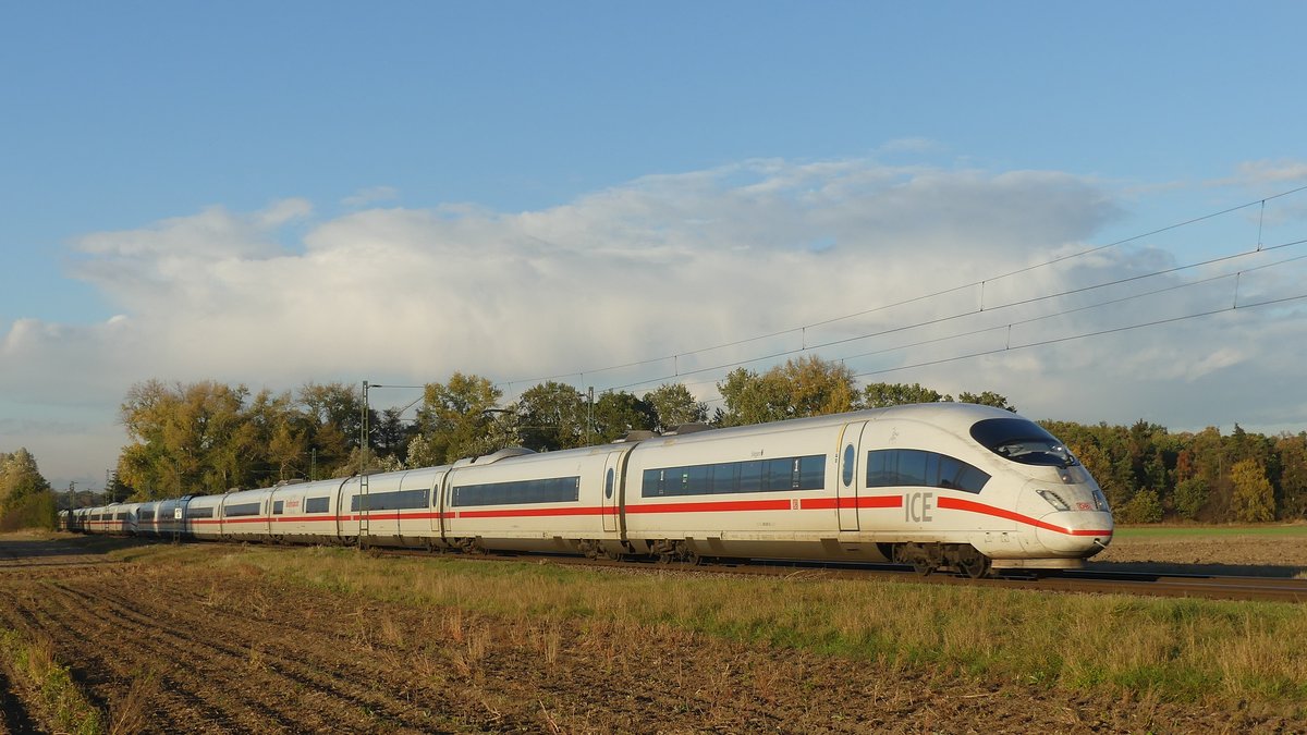 Ein ICE 3 nach Basel oder München zwischen Groß-Gerau Dornheim und Riedstadt Wolfskehlen. Aufgenommen am 1.11.2018 17:04