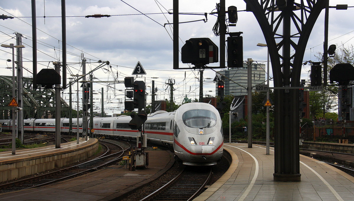 Ein ICE 518 kommt aus München-Hbf nach Dortmund-Hbf und fährt in Köln-Hbf ein.
Aufgenommen von Bahnsteig 4 in Kölner-Hbf.
Am Nachmittag vom 23.7.2017. 