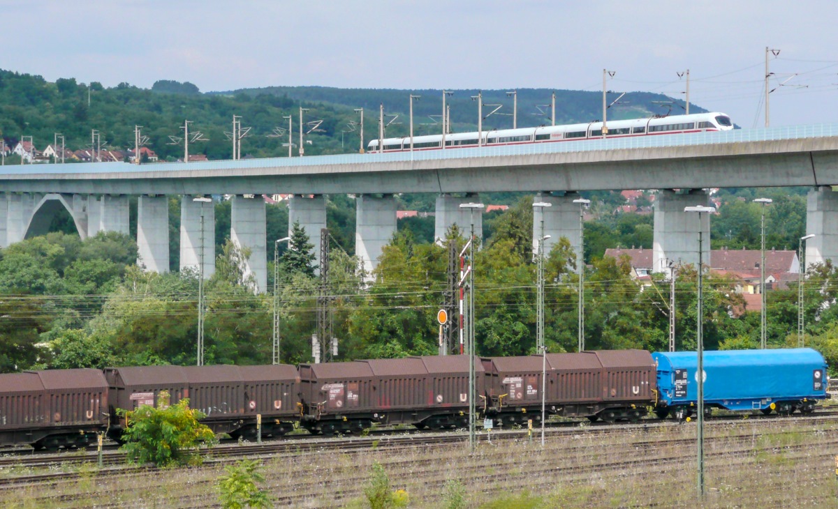 Ein ICE am 12.8.09 auf der 1.280 Meter langen Maintalbrücke bei km 322 der Schnellfahrstrecke Hannover-Würzburg. Vorne abgestellte Güterwagen im Rangierbahnhof Würzburg-Zell. 