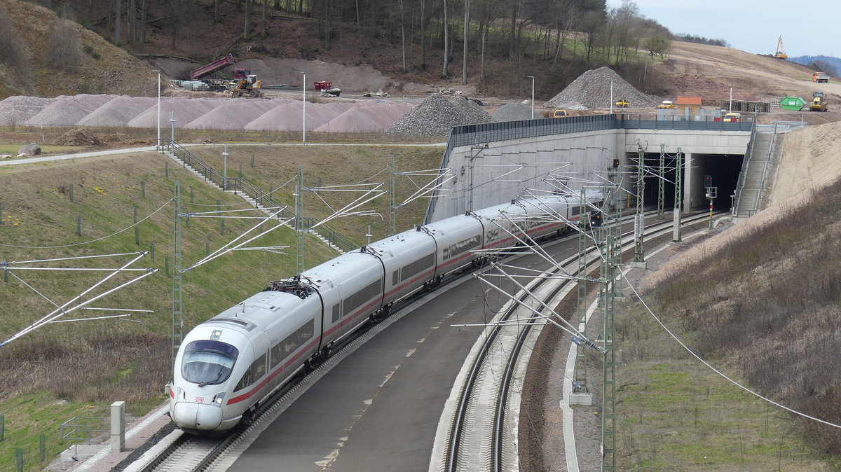 Ein ICE Frankfurt - Wien auf der neuen Spessartrampe zwischen dem Tunnel Hain und dem Tunnel Metzberg. Aufgenommen am 3.4.2018 12:02