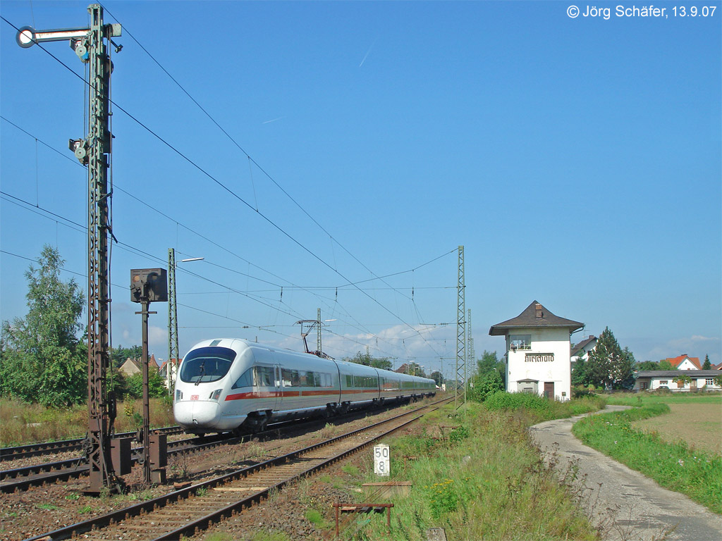 Ein ICE von München nach Berlin erreichte am 13.9.07 den Strecken km 50,8 bei Hirschaid. Vorn stehen die Formsignale für das Überholgleis 3 und hinten das Fahrdienstleiter-Stellwerk. 