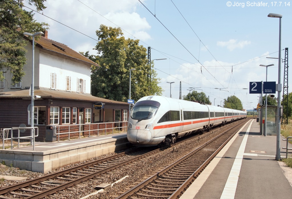 Ein ICE von München nach Hamburg raste am 17.7.14 durch den früheren Bahnhof Buttenheim, der bahntechnisch gesehen schon lange nur noch ein Haltepunkt mit zwei Außenbahnsteigen ist.