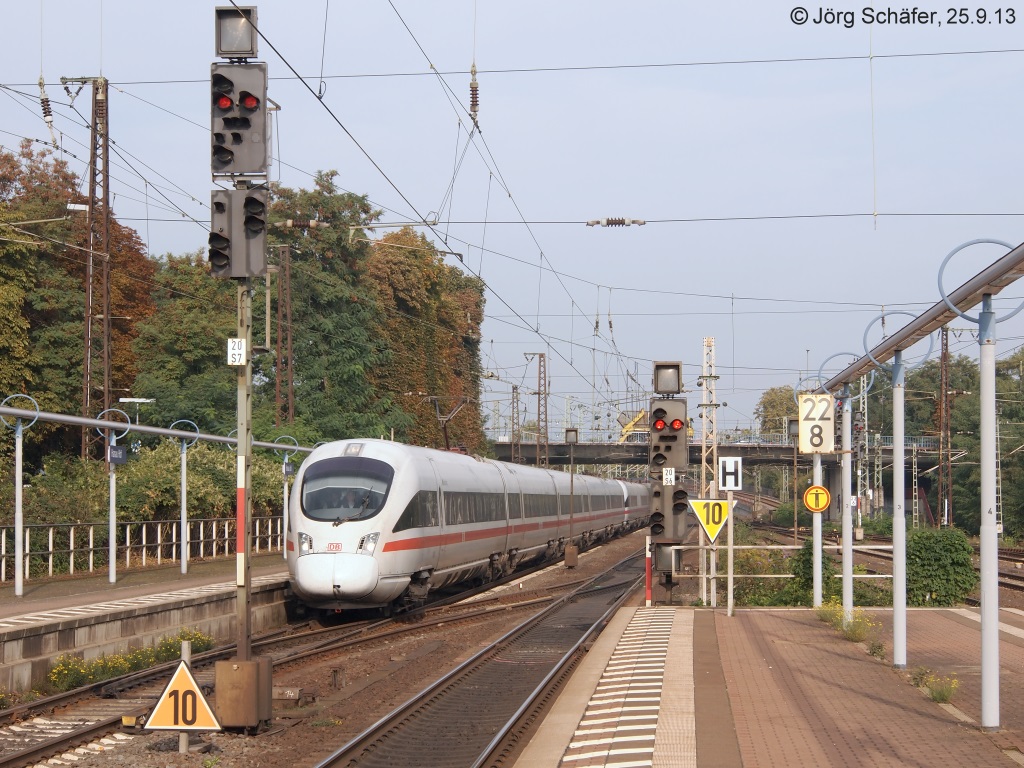 Ein ICE nach Berlin fhrt am 25.9.13 in Hanau Hbf ein. In der stlichen Bahnhofshlfte gibt es Tageslichtsignale - auffllig ist die  Designer-Bahnsteigbeleuchtung . 
