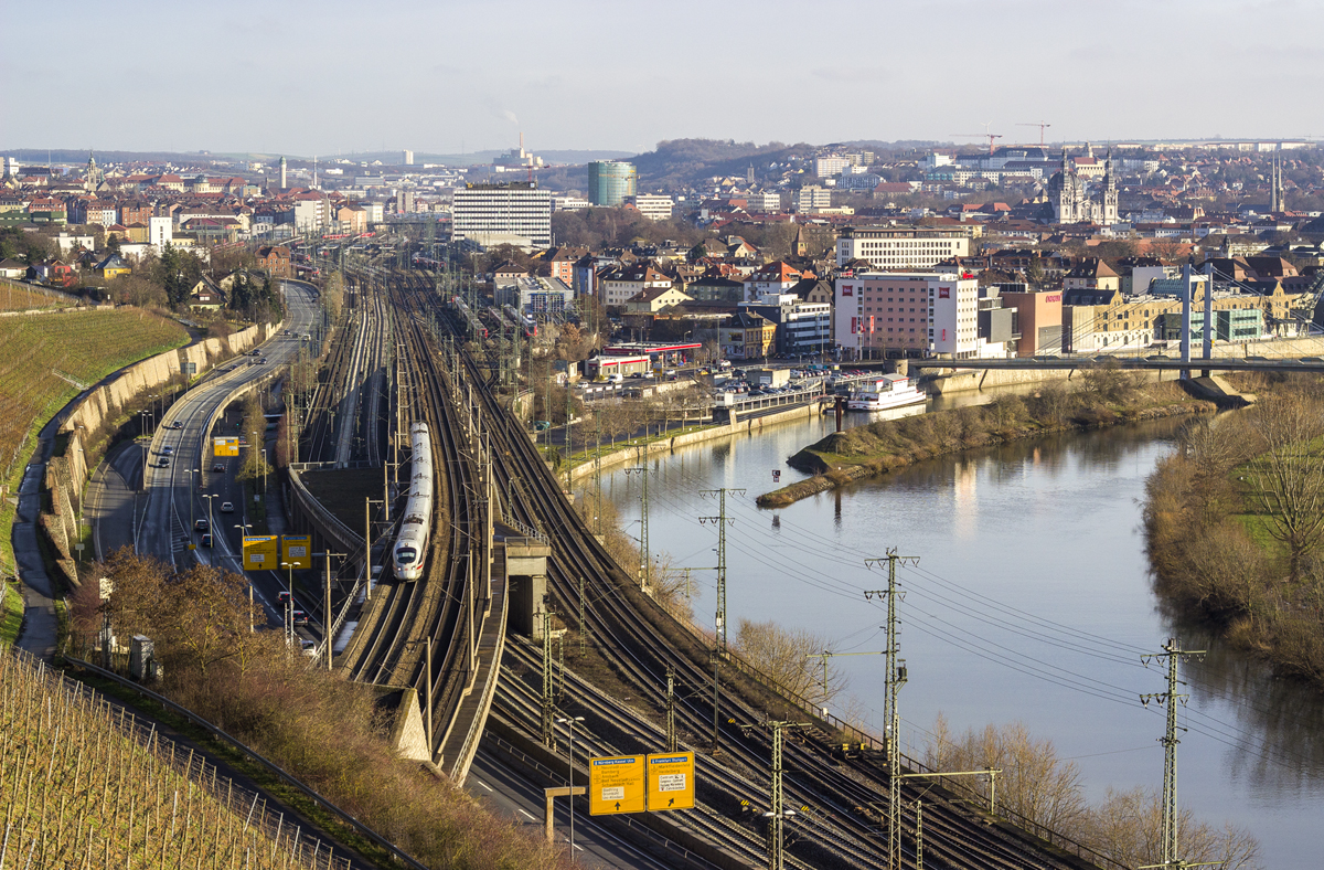 Ein ICE-T macht sich auf den Weg nach Frankfurt (Würzburg, 12.01.2014)