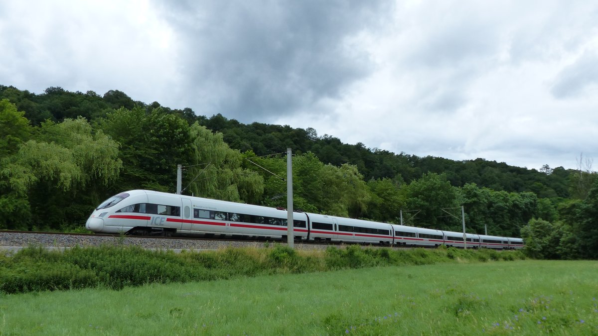 Ein ICE-T zur Fahrt nach München auf der Saalebahn bei Zeutsch. Aufgenommen am 1.7.2017 15:10