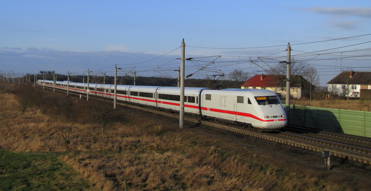 Ein ICE1 kam hier mit dem ICE 876 auf der SFS Hannover - Berlin bei Stendal vorbei. Nächster Halt wird Berlin Spandau sein. 10.02.2016