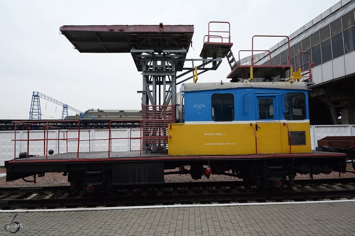 Ein Instandsetzungswagen für Oberleitungen im Eisenbahnmuseum von Kiev. (April 2016)