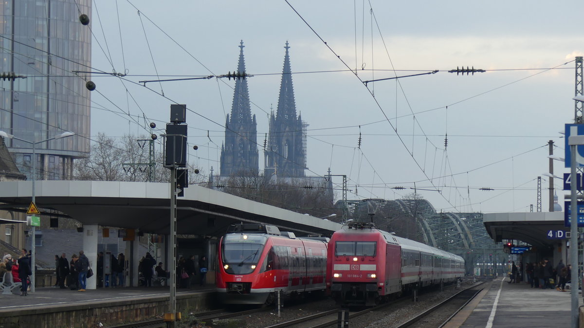 Ein Intercity überholt eine RB38 in Köln Messe/Deutz. Aufgenommen am 11.1.2018 15:32