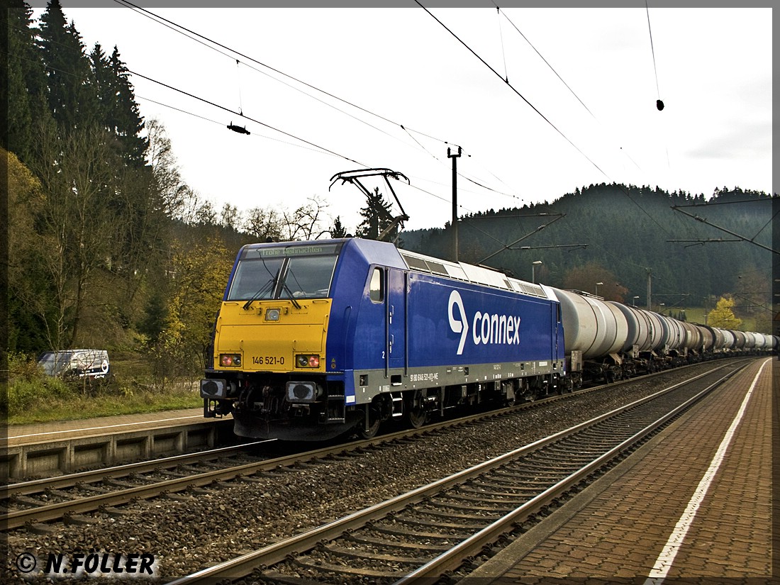 ein Karnevalsjeck als Lokführer. Dieser Spaßvogel begegnete mir am 11.11.2014 in Förtschendorf im Frankenwald.
Besonders die Zugzielanzeige ist interessant