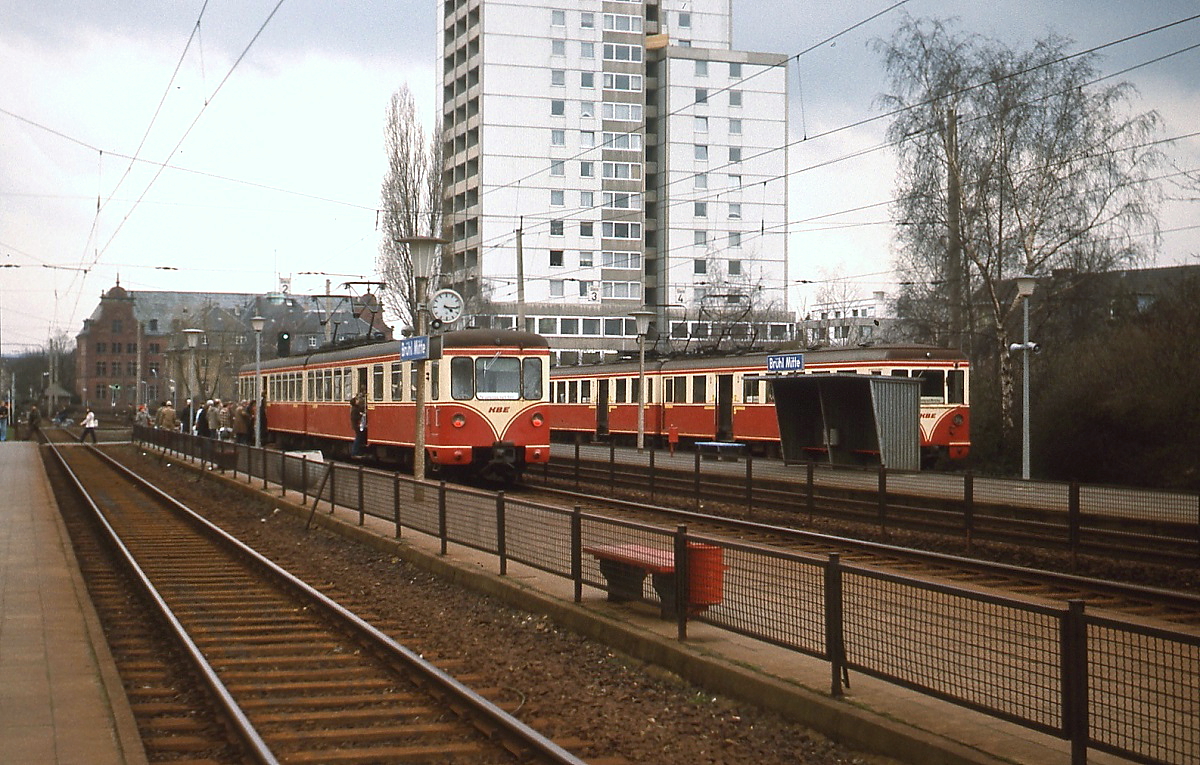Ein KBE-Personenzug der Vorgebirgsbahn ist im März 1978 auf seiner Fahrt von Köln nach Bonn in Brühl-Mitte eingetroffen, daneben der 1936 gebaute ET 32, der auf der Querbahn nach Wesseling pendelte