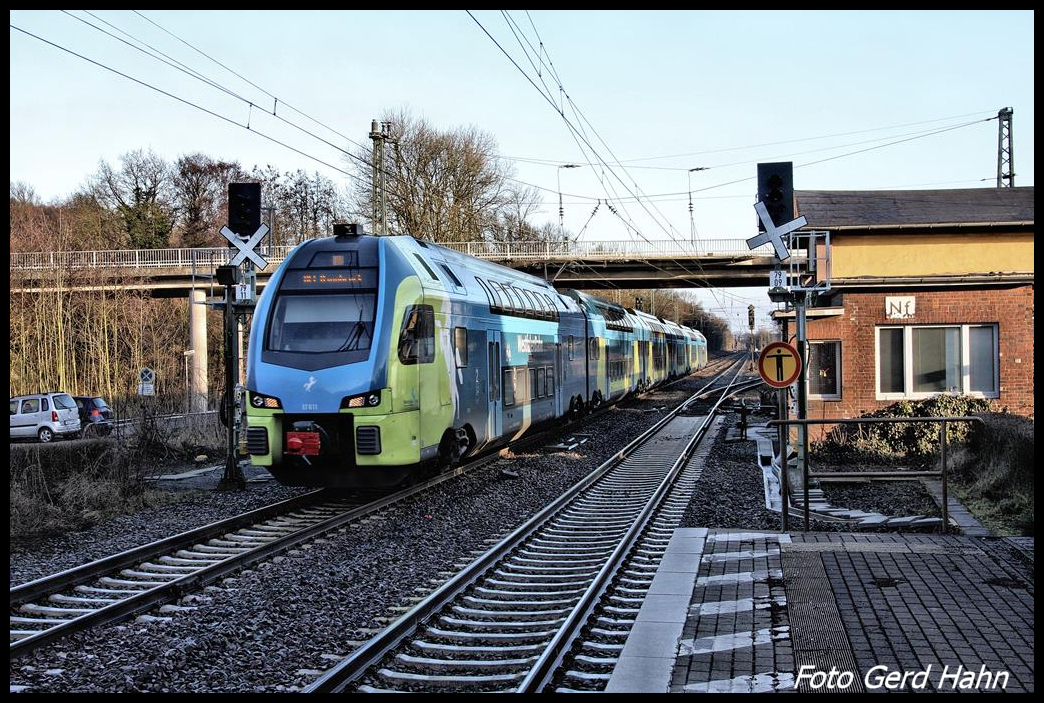 Ein KISS auf der Rollbahn! - Am 4.2.2017 war meines Wissens erstmals ein KISS Doppelstocktriebwagen im Personenverkehr auf der Rollbahn unterwegs. ET 611 der Westfalenbahn brachte rund 600 Fans des VFL Osnabrück zum Auswärtsspiel nach Duisburg. Um 9.23 Uhr kam der Zug durch den Bahnhof Natrup-Hagen.