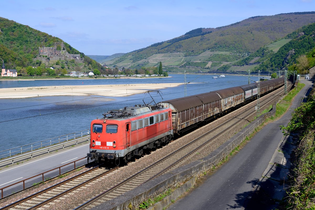 Ein Klassiker im mittleren Rheintal ist natürlich der DGS 59941 von Langenfeld nach Wassertrüdingen - besser bekannt unter der Bezeichnung Henkelzug oder Shampoo-Express. Am 20. April 2017 begegnete mir diese Leistung bei Assmannshausen, geführt von 140 432. Der Betreiber BayernBahn besitzt zwar Loks in attraktiverem Farbschema und besserem Pflegezustand, die Patina und die Kampfspuren vom jahrzehntelangen Einsatz der Einheits-E-Lok haben aber auch ihren Reiz. Links im Bild die Clemenskapelle und die Burg Reichenstein, der Rhein hatte zum Aufnahmezeitpunkt Niedrigwasser.