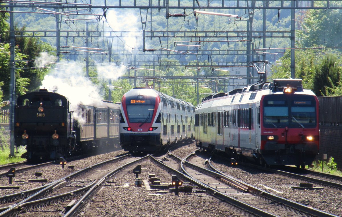 Ein kleiner Treffen...(von links:)...der SBB Eb 3/5 Nr. 5819  HABERSACK  und dem Dampfsonderzug bei ihrer 1. Rundfahrt, der SBB RABe 511 015 als RE nach Wettingen und ein SBB RBDe 560 Domino. Sie belegen kurz alle 3 Zufahrgleise zum/aus dem  Bahnhof Turgi. Sonntag, 21. Mai 2017