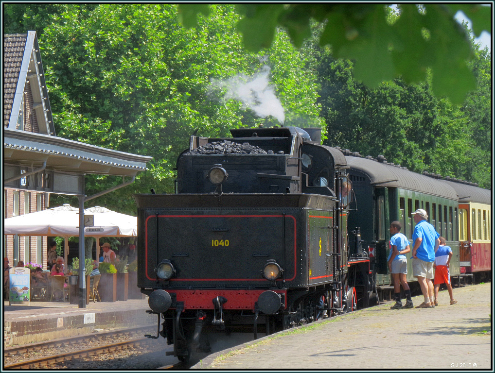 Ein kleines Schwtzchen mit dem Lokfhrer,bevor es gleich heit : Ausfahrt nach 
Valkenburg fr diesen Sonderzug der ZLSM in Simpelveld (NL).Die schwedische 1040
mit Tender voraus dient als Zugpferd. Bildlich festgehalten im Juli 2013.
