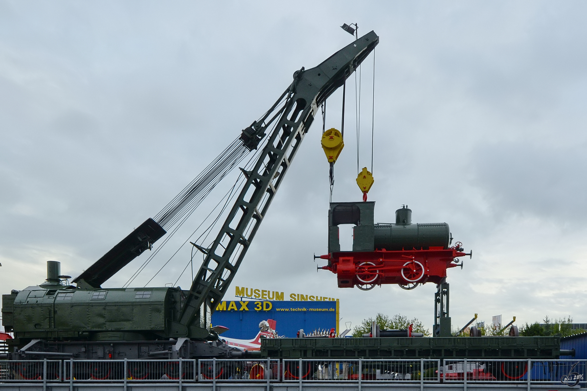 Ein Krupp-Ardelt 57t-Dampfkran von 1949 mit einer kleinen Dampfspeicherlokomotive am Haken. (Auto- und Technikmuseum Sinsheim, September 2013)