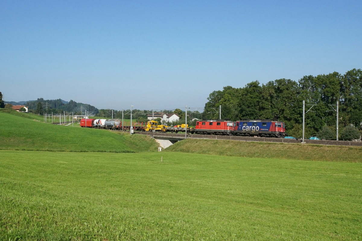 Ein kurzer Güterzug, gezogen von der Re 420 241-2 und der Re 4/4 II 11235, erreicht am 13.09.2016 Gossau.