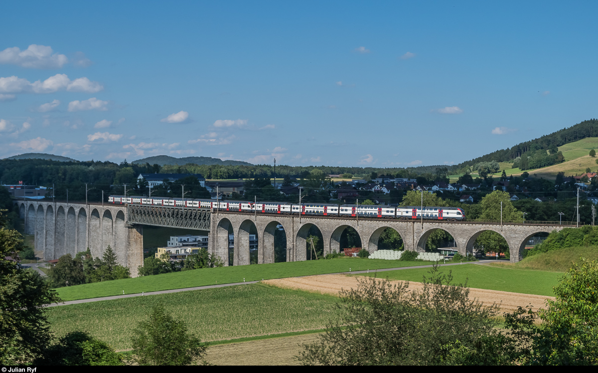 Ein langer und ein kurzer RVD fahren am 28. Juni 2016 in Doppeltraktion über die Rheinbrücke bei Eglisau in Richtung Schaffhausen.