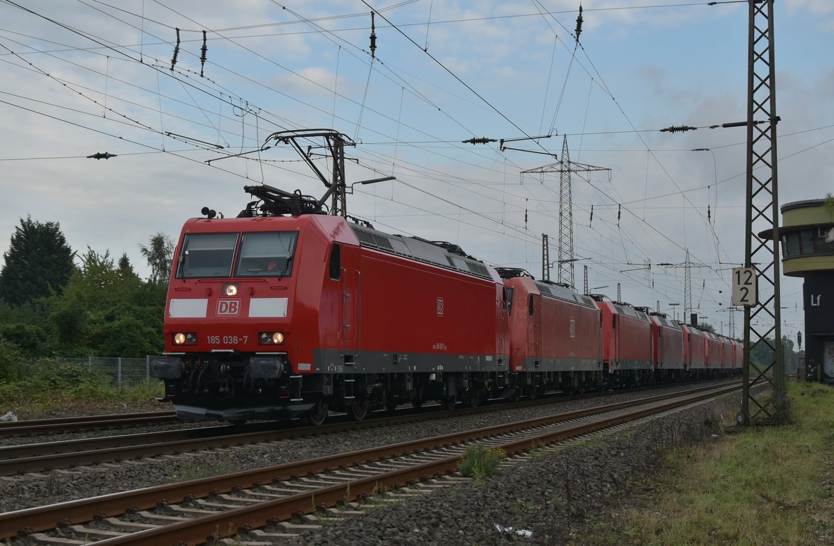 Ein Leckerli des gesterigen Abends in Lintorf war dieser Lokzug der in Richtung Entenfang fuhr. Der Zug bestand aus der 185 038-7/ 185 016-3/ 185 367-0/ 145 025-3/ 185 284-7/ 145 002-2/ 185 065-0/ 185 385-2/ 185 151-8, ein recht beeindruckender Zug wie ich finde. Samstag 5.8.2017