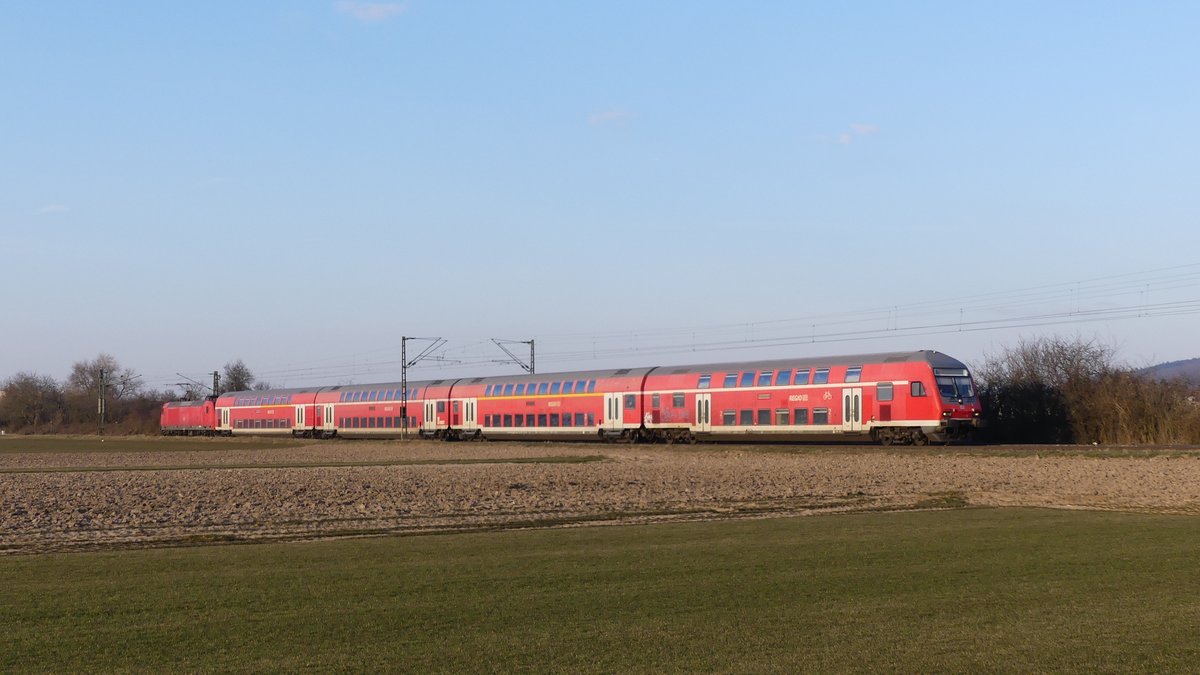 Ein leihweise aus Münster eingesetzter Steuerwagen der 3. Generation aus Münster befindet sich an der Zugspitze eines RE60 nach Mannheim, hier zwischen Bickenbach und Hähnlein-Alsbach. Aufgenommen am 27.2.2018 17:09
