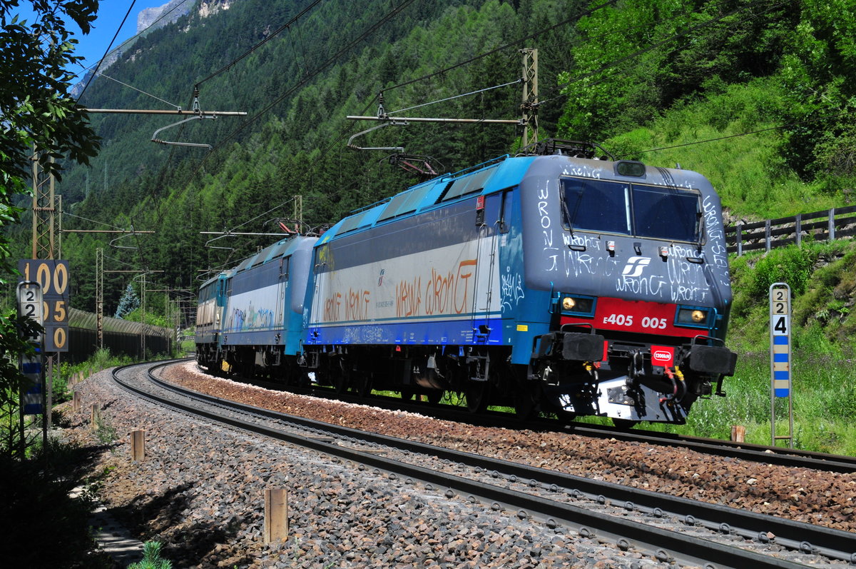 Ein Lokzug angeführt von der E 405 005 der Italienischen Staatsbahn vom Brenner kommend kurz vor Gossensass am 15.07.17 Leider sind die Maschinen alle durch Graffiti ziemlich verunstaltet...