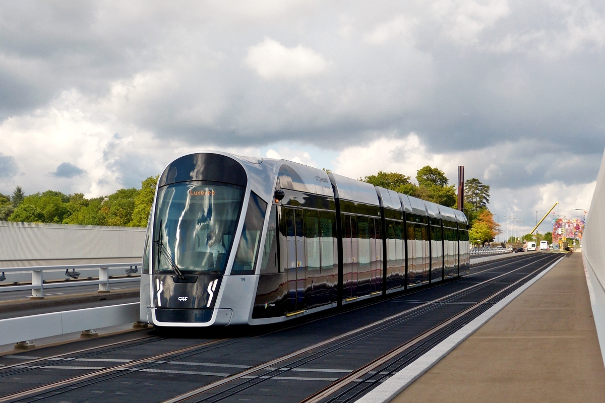 Ein LUXTRAM S.A. CAF Urbos auf dem Pont Grande-Duchesse Charlotte (Rout Brck) kurz nachdem er die neue Haltestelle Theater verlassen hat. 10.08.2018 (Hans)