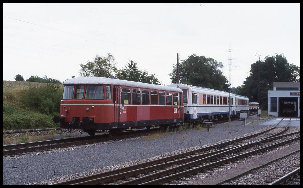 Ein MAN Beiwagen der SWEG stand am 9.8.1999 zusammen mit modernen Nachfolgern im BW Neckarbischofsheim.