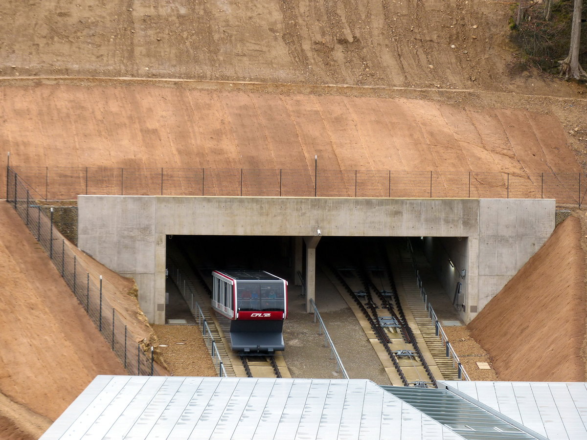 Ein Maulwurf kommt aus seinem Loch: Noch ist der Berghang um die neue Luxemburger Standseilbahn nur gegen ein Abrutschen des lehmigen Bodens abgesichert, aber noch nicht begrünt. 1.1.2018, Luxemburg Kirchberg