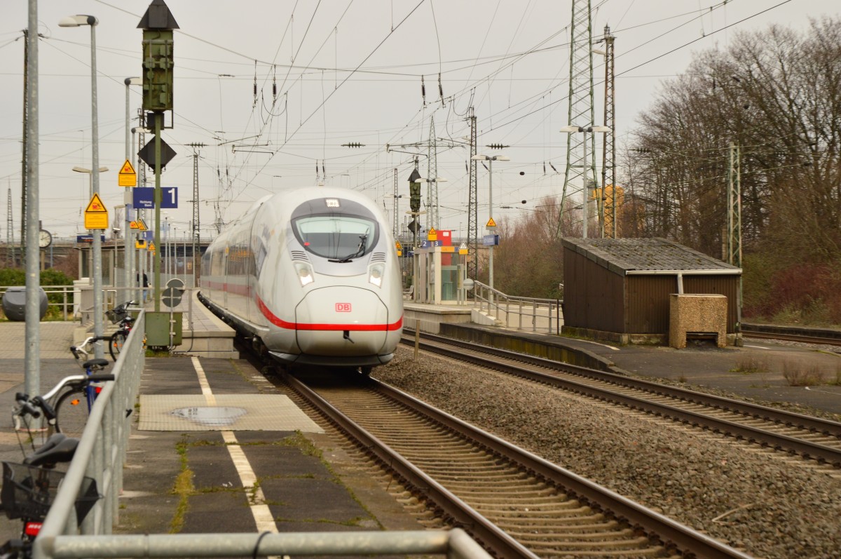 Ein mir unbekannter Velaro D 407 ist durch Hürth Kalscheuren in Richtung Bonn unterwegs. 18.1.2015